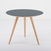 Príručný stolík z dubového dreva s modrou doskou Gazzda Arp, Ø 55 cm