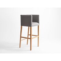 Sivá barová stolička s opierkami a prírodnými nohami Custom Form Wilton