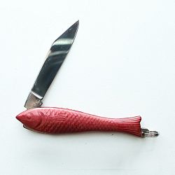 Červený český nožík rybička v dizajne od Alexandry Dětinskej