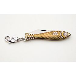 Český nožík rybička v zlatej farbe s kryštálom a karabínkou v dizajne od Alexandry Dětinskej