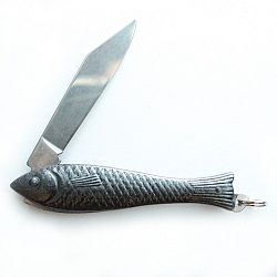 Čierny lakovaný český nožík rybička v dizajne od Alexandry Dětinskej