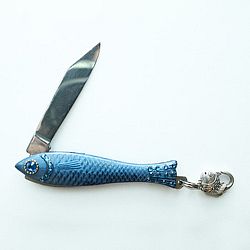 Modrý český nožík rybička s modrými kryštálmi a karabínkou v dizajne od Alexandry Dětinskej