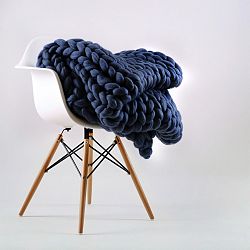 Tmavomodrá ručne tkaná deka z merino vlny Concepttual Chunky, 125 x 130 cm
