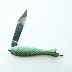 Tmavozelený český nožík rybička v dizajne od Alexandry Dětinskej
